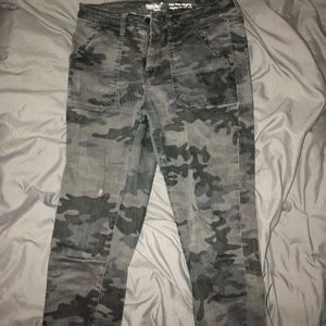 Gray camo jegging pant